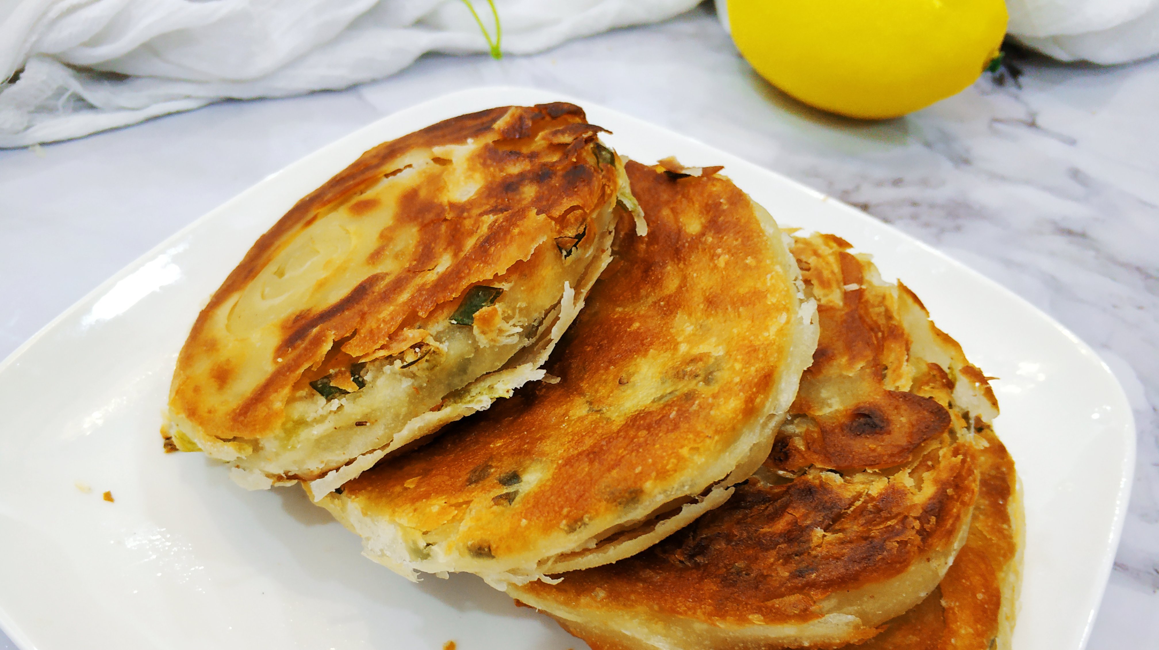葱油酥饼的做法,记住步骤,一学就会层层酥脆,酥的掉渣的饼