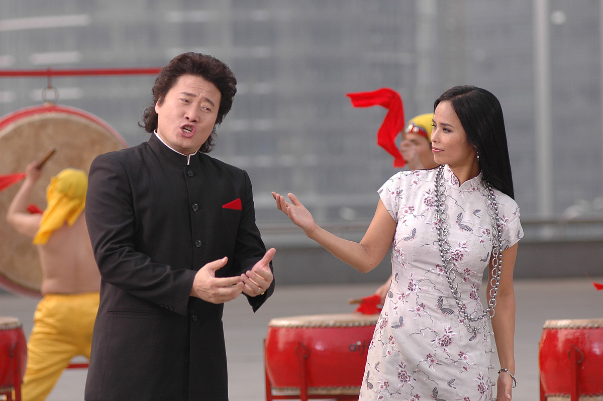 女歌手坐在吉普车上唱歌的中文歌曲MV  - 你想找的歌可能在这！