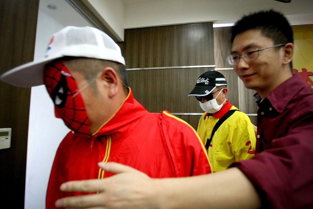 2011年5月30日成都,四川体彩中心,带着蜘蛛侠面具的南充彩民领取超级