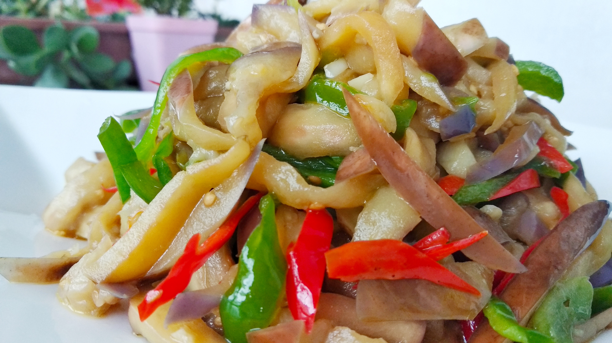 炒茄子不要直接下锅，炒前多加这一步，茄子入味不发黑，家人爱吃