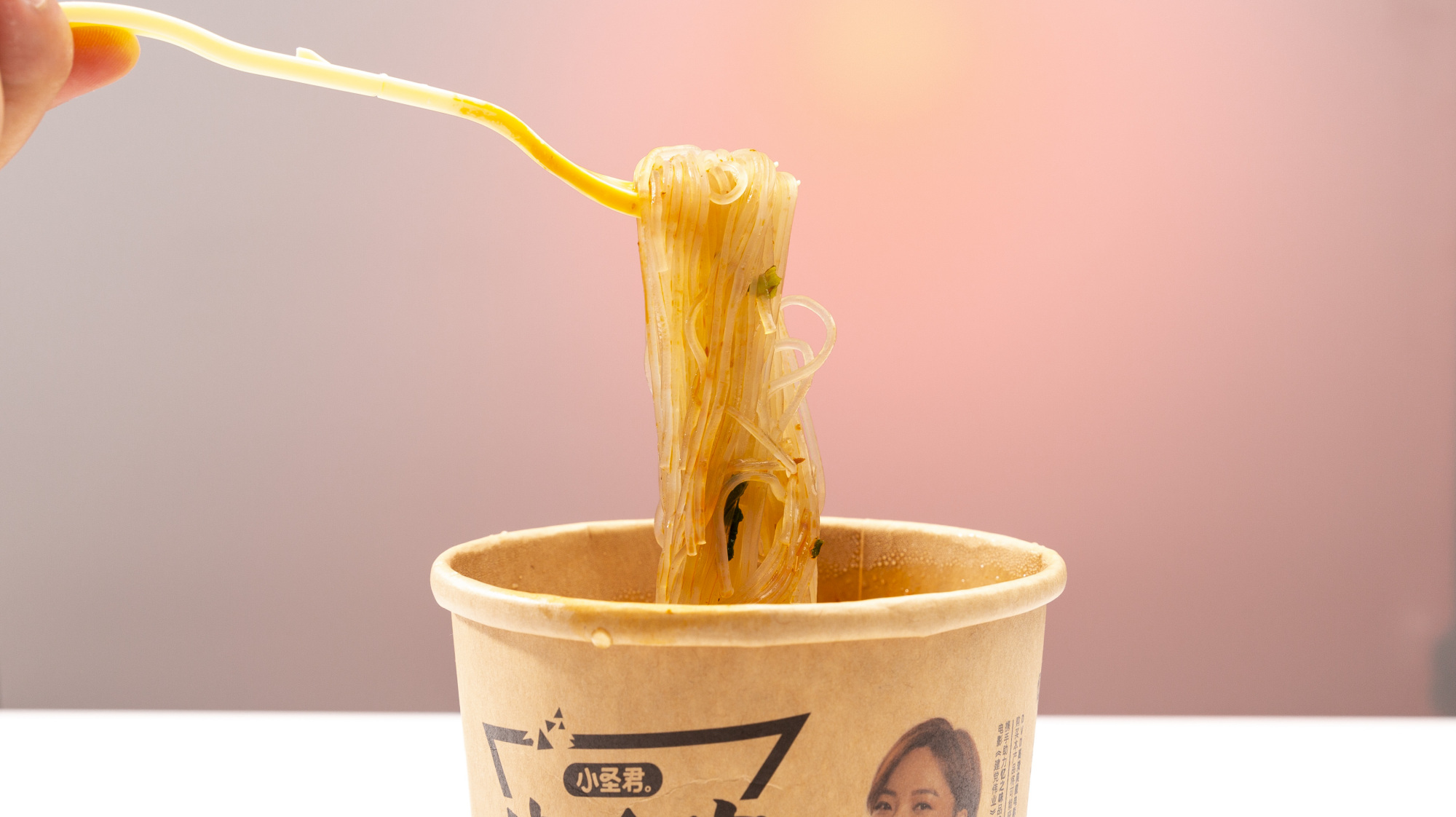 摄影民工的日常午餐,两碗网红酸辣粉,5元就能吃饱!