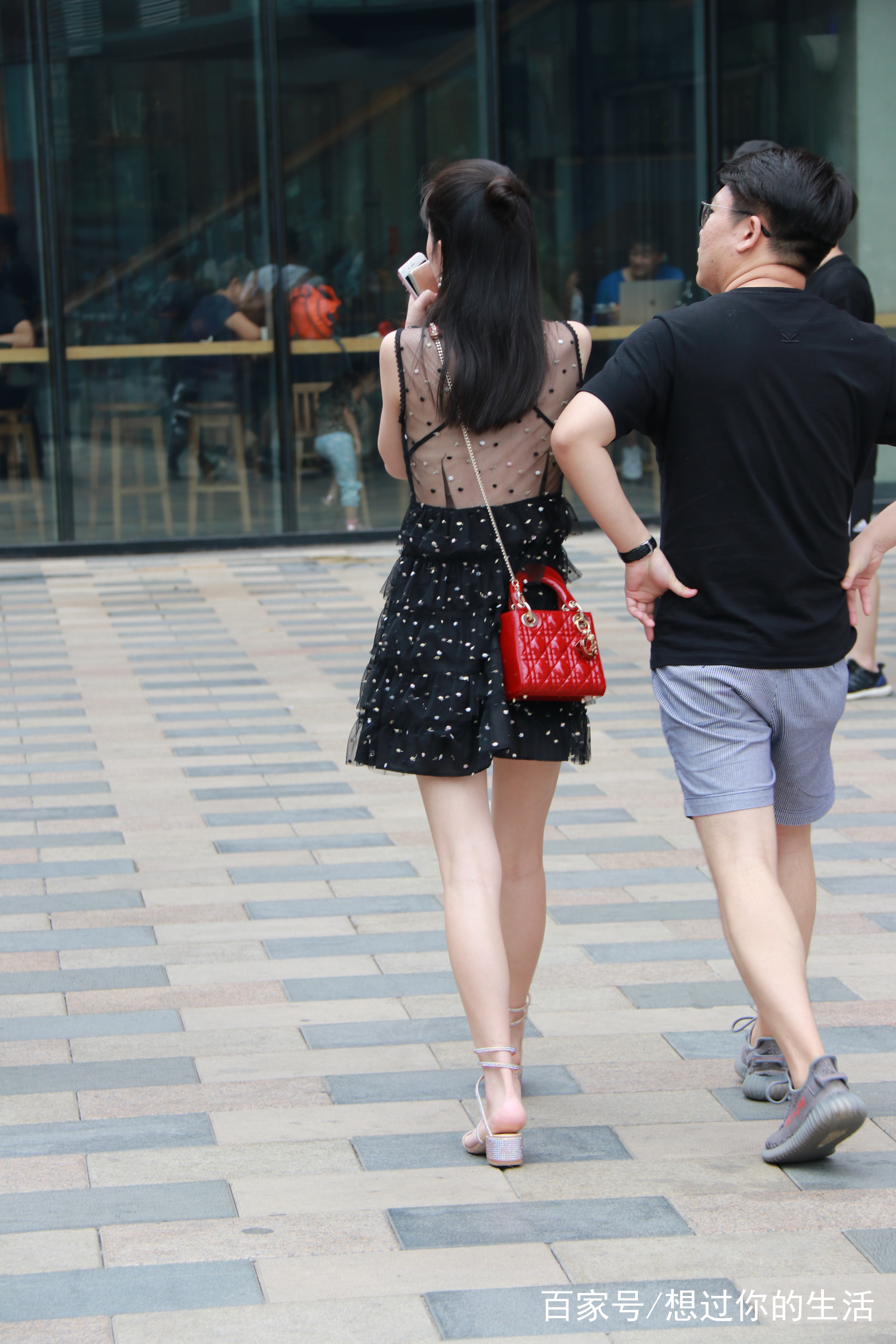 重庆街拍，好身材也需要时尚的穿搭，才能衬托出性感的好气质