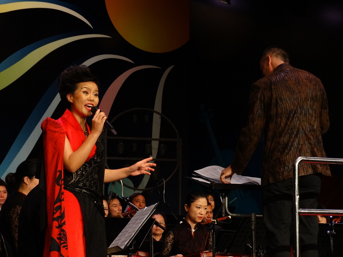 你现在身份是一名音乐学院的本科毕业生要写毕业论文题目为《民族声乐中的角色塑造-以等着我亲爱的人为例》请对其 角色塑造在《等着我亲爱的人》中的应用内容进行写作可以适当增加案例进行辅助说明保证内容的逻辑性和条理性不要乱写其格式如下：41 主要角色的塑造