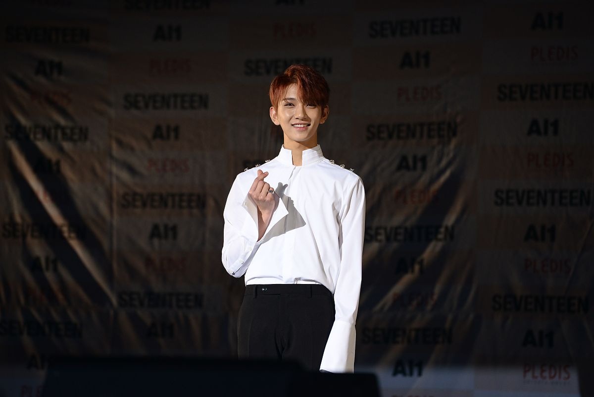 男团seventeen在举行了新专辑《al1》showcase.在当天showcase最后,se