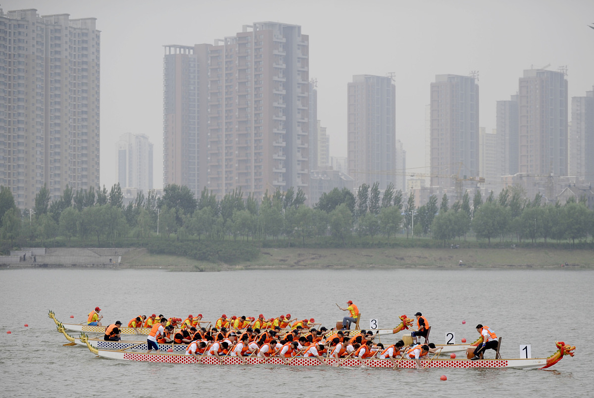 ***_***2011年6月2日,辽宁沈阳,运动员在标准龙舟250米决赛中比赛.当