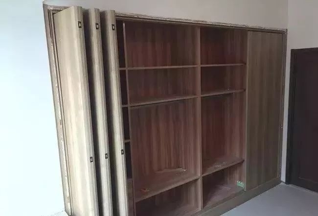 衣柜门被床头柜挡住打不开,你遇到过吗?