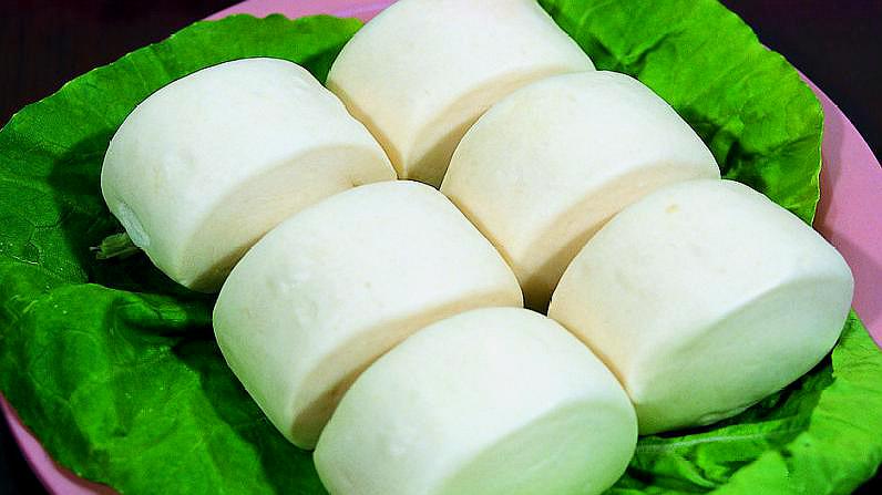 为何街上卖的馒头又白又软,里面都加了什么?看完你还敢吃吗?