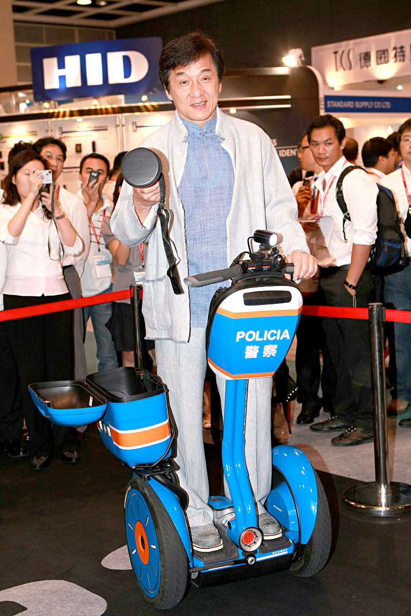 2008年6月4日,香港,成龙出席其代理的segway电动车推介活动.+++_+++成