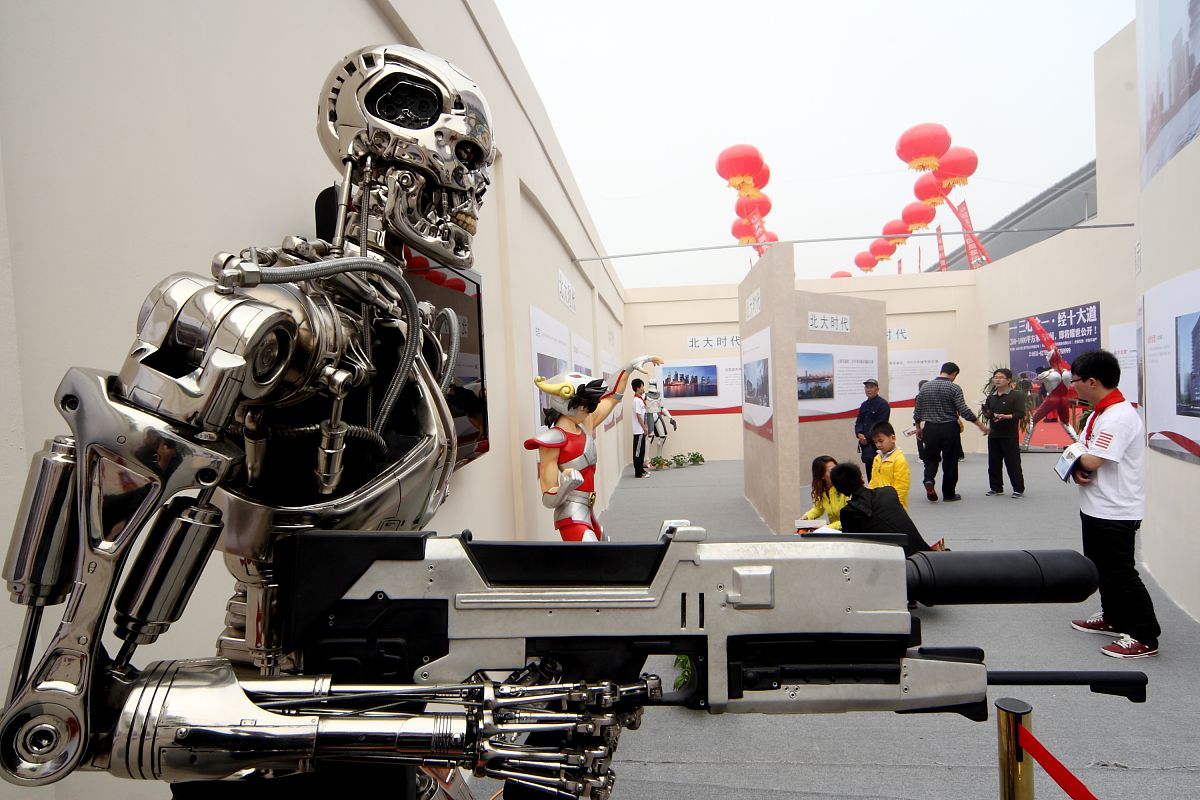2012年4月21日,济南2012春季房展会上,一参展商将《阿凡达》,《终结者