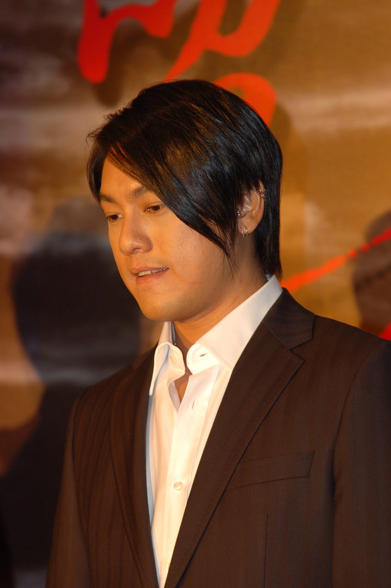 2007年 12月 6日 , 北京 , 电视剧 《 楚留香 》 首播 见面会 . 朱孝