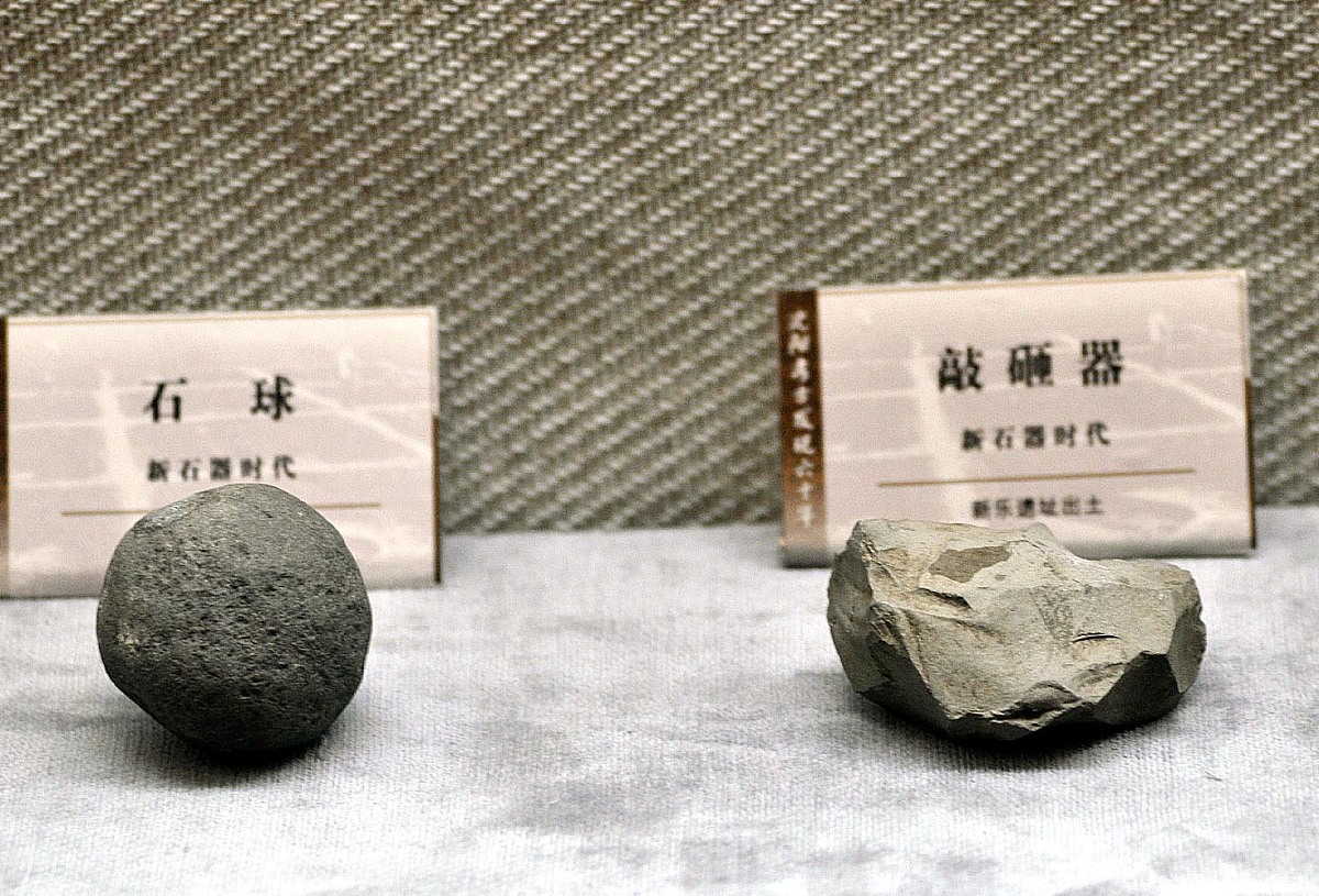 2008年11月1日,沈阳举行考古六十年成果展.新石器时代的石球,敲砸器++