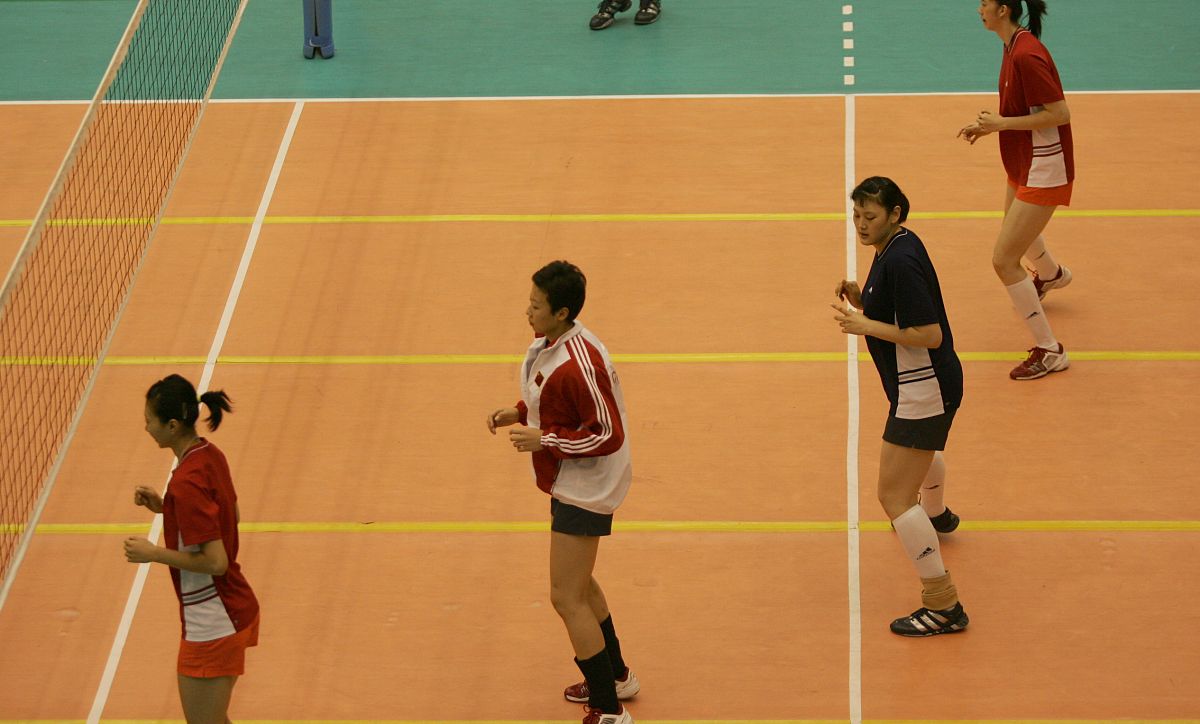 排球怎么发上手球