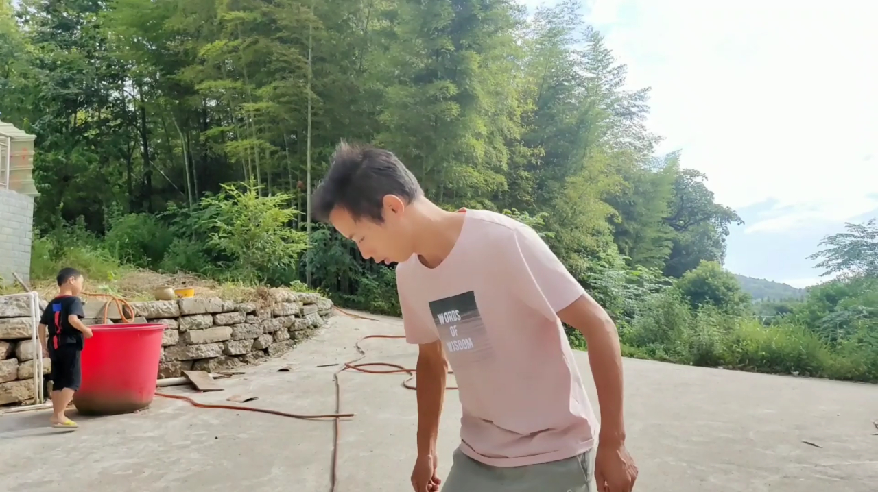 2个月没下雨了,4000只野鸡面临没水喝,小伙之前花的38000用上了