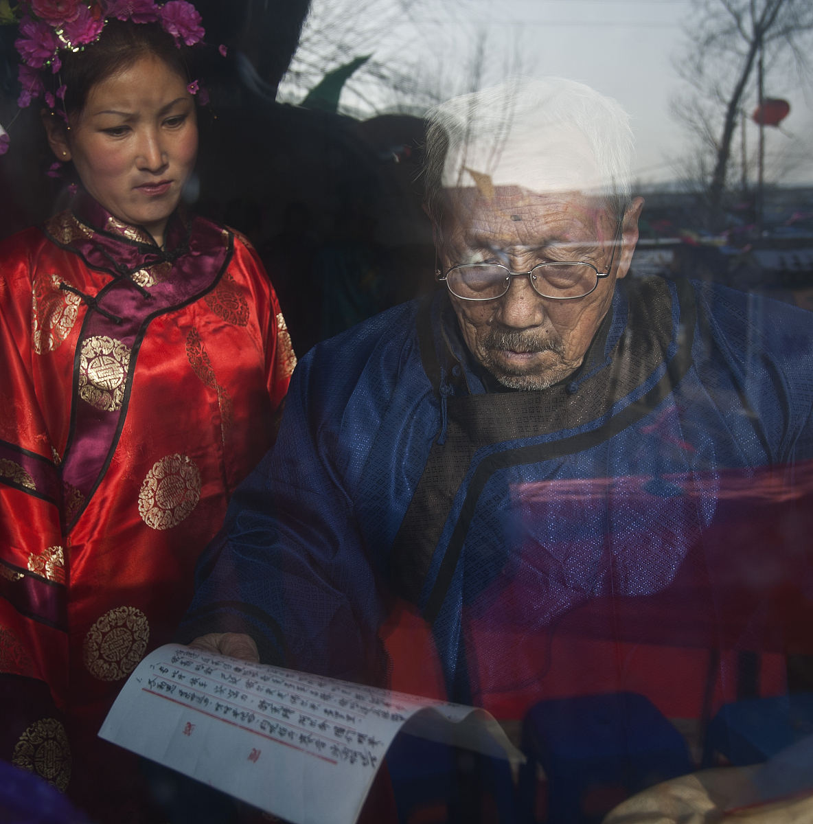 ***_***2007年11月24日,牡丹江小依兰岗村,满族祭祖,和老人学习的女查