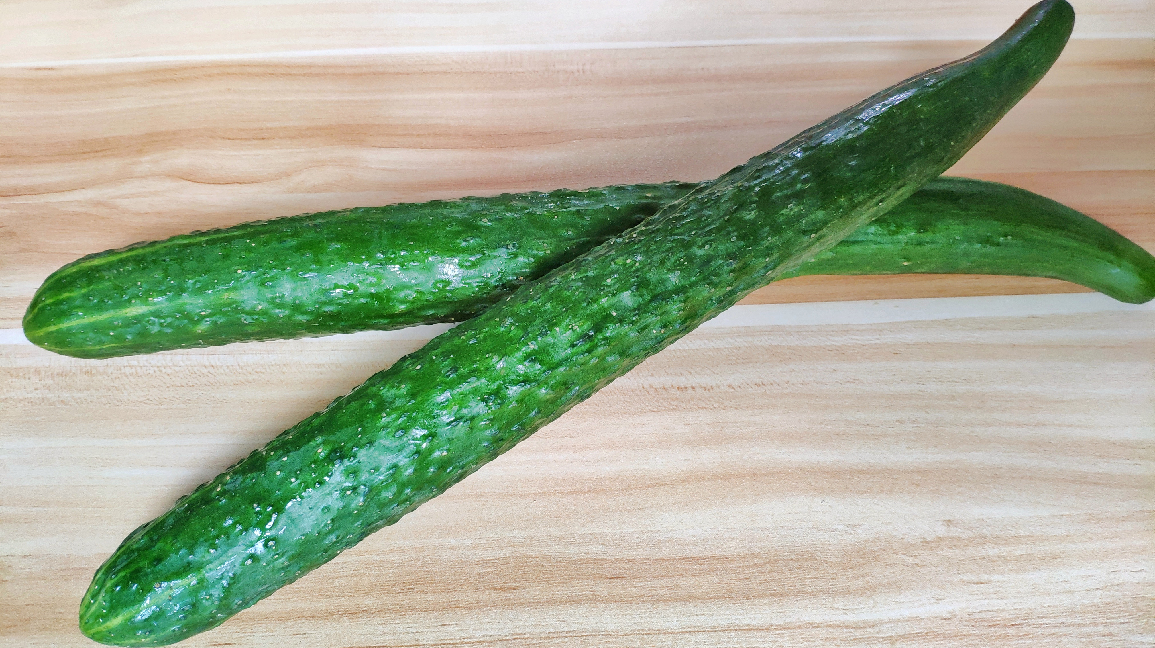 黄瓜不要再拍了,试试这种做法,一口接一口,好吃到停不下来