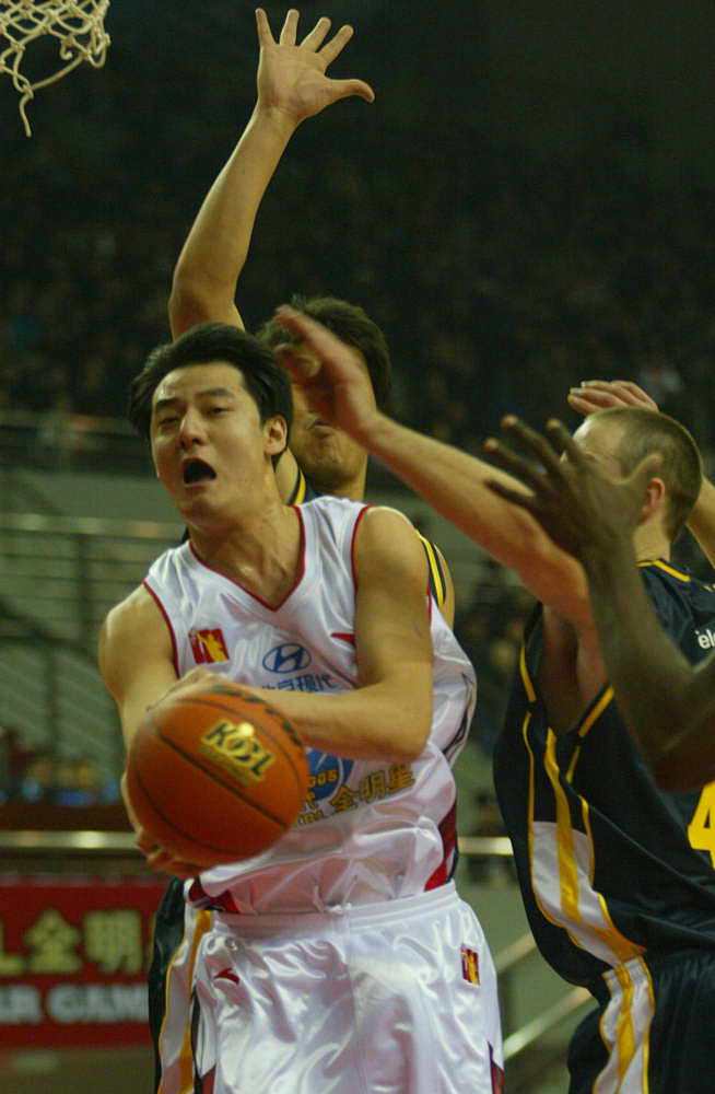 帮我设计一个羽毛球比赛的规则20人参赛