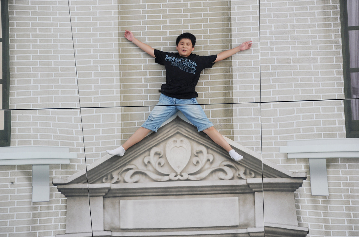不少观众游客前来参观体验只需一元钱门票的"魔幻<strong>世界</strong>"