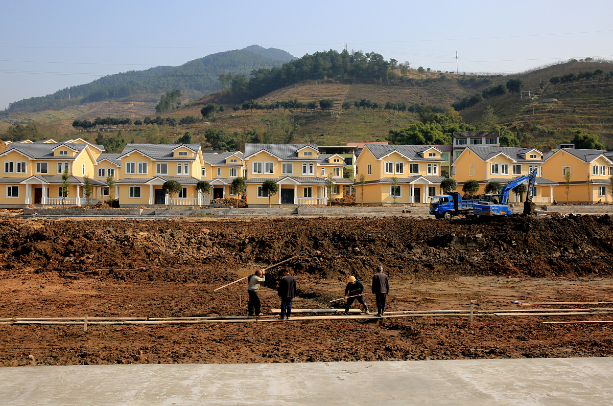 农村乱占耕地建房问题严重，影响农业生产和农民生计