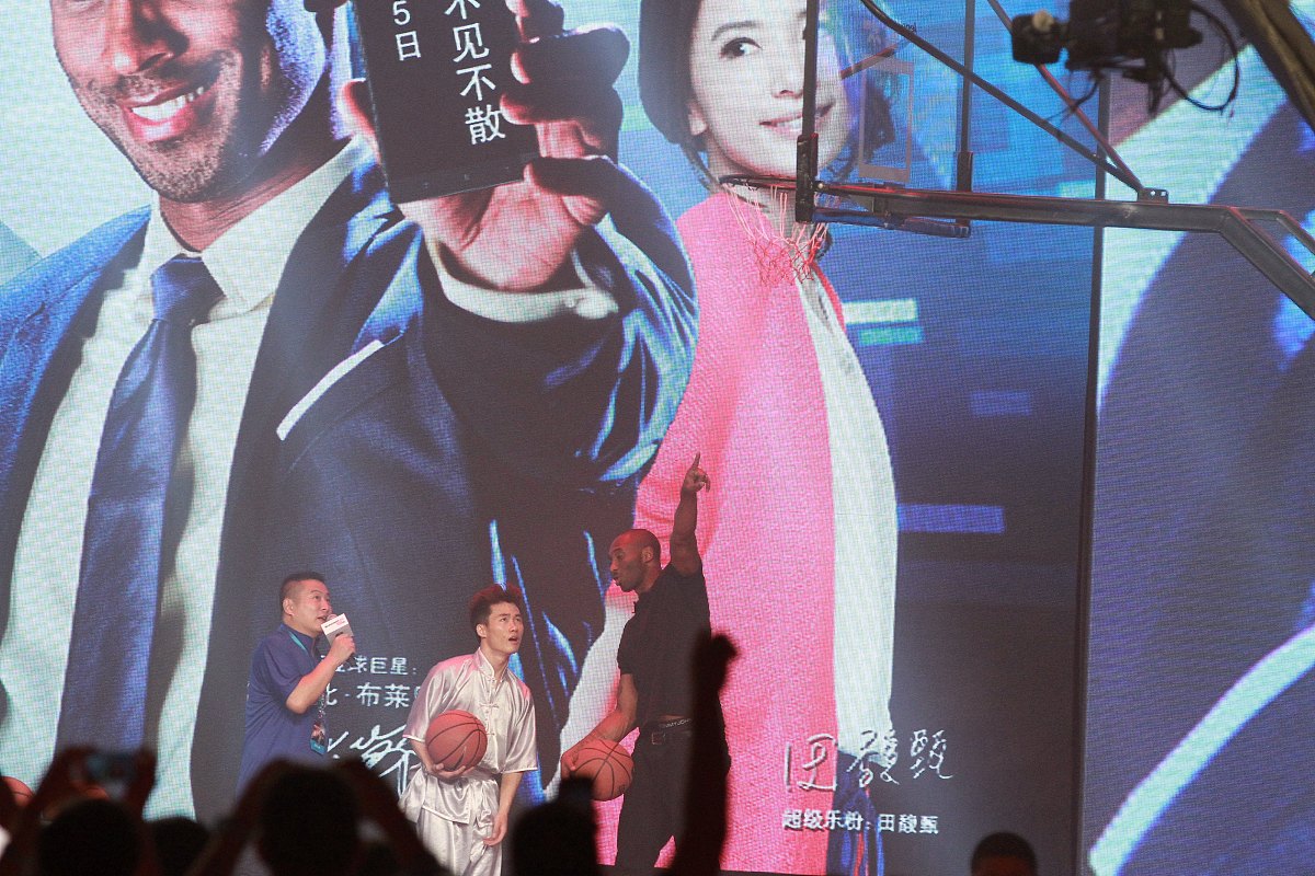 刘德华携手关晓彤、王一博合唱《牛起来》：2023新年祝福，你感受到这波跨时代合作的魅力了吗？
