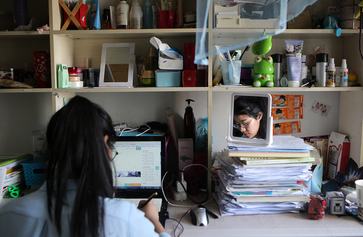 宿舍内卷剧本场景：一间六人宿舍人物：小红、小明、小李、小张、小王、小白小红坐在床上手里捧着手机看短视频小明：进门小红没事就别看手机了。看久了对眼睛不好。小红：哎呀我知道啦。你管这么多干嘛。小明：皱眉我是关心你吗你还这么不领情。小红：摆手行了行了我知道你是好心。但是我自己也知道该做什么。小李：插话小红我有件事情想跟你商量一下。小红：放下手机你有什么事？小李：我们要赶紧抢座位不然晚上找不到位置了。小张