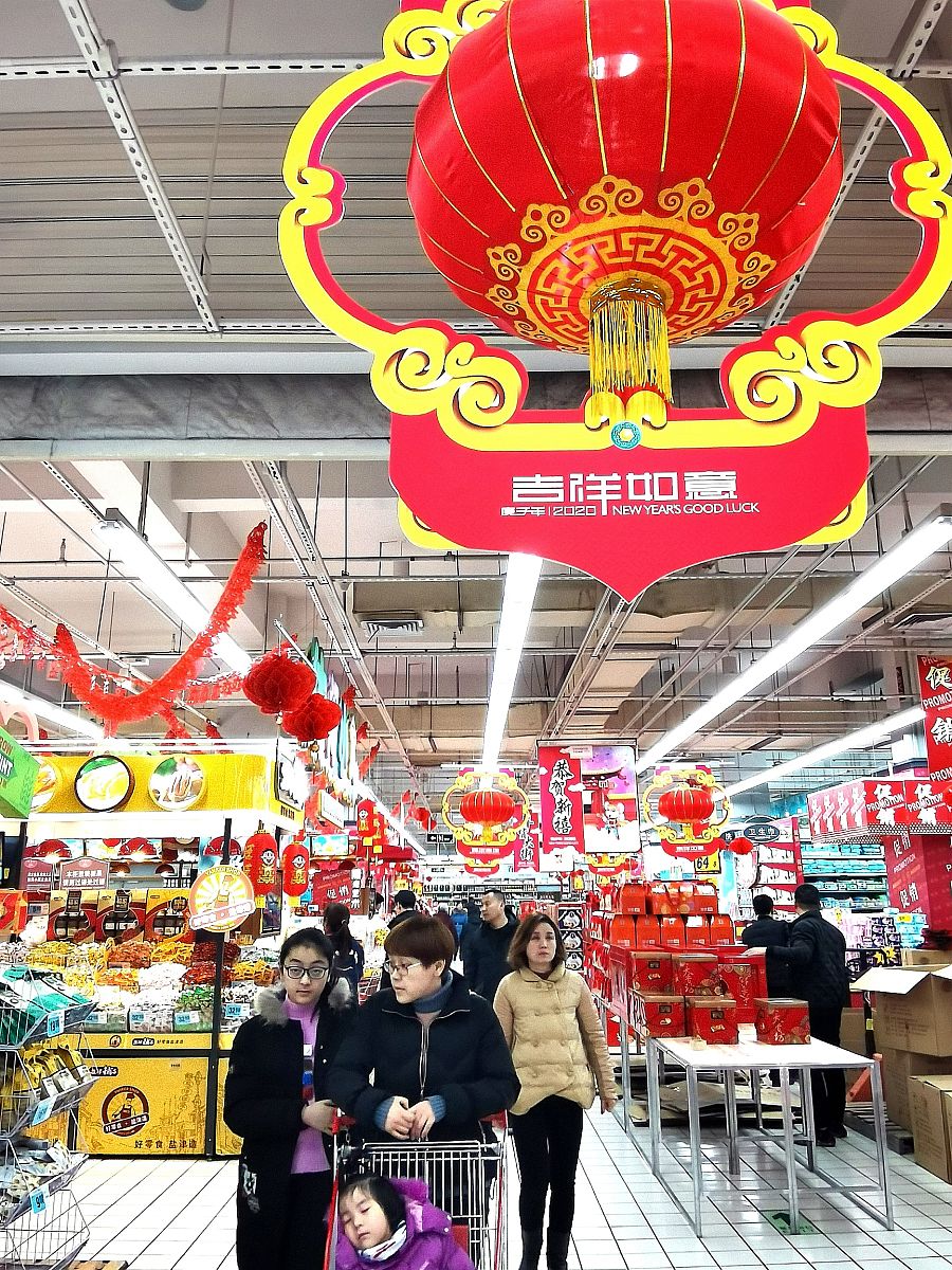 2020年1月17日,宝鸡市年味渐浓,市民正在挑选采购新年饰品.