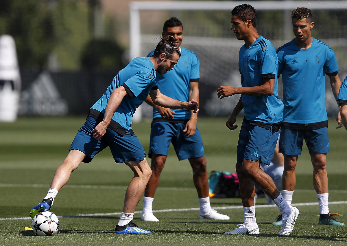 Kylian Mbappe in real madrid in one image 翻译中文