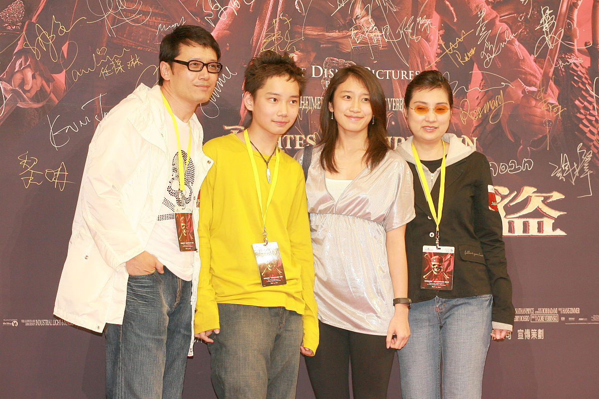 2007年5月22日,香港,苗侨伟(三哥)同太太戚美珍及一对儿女,一家四口一