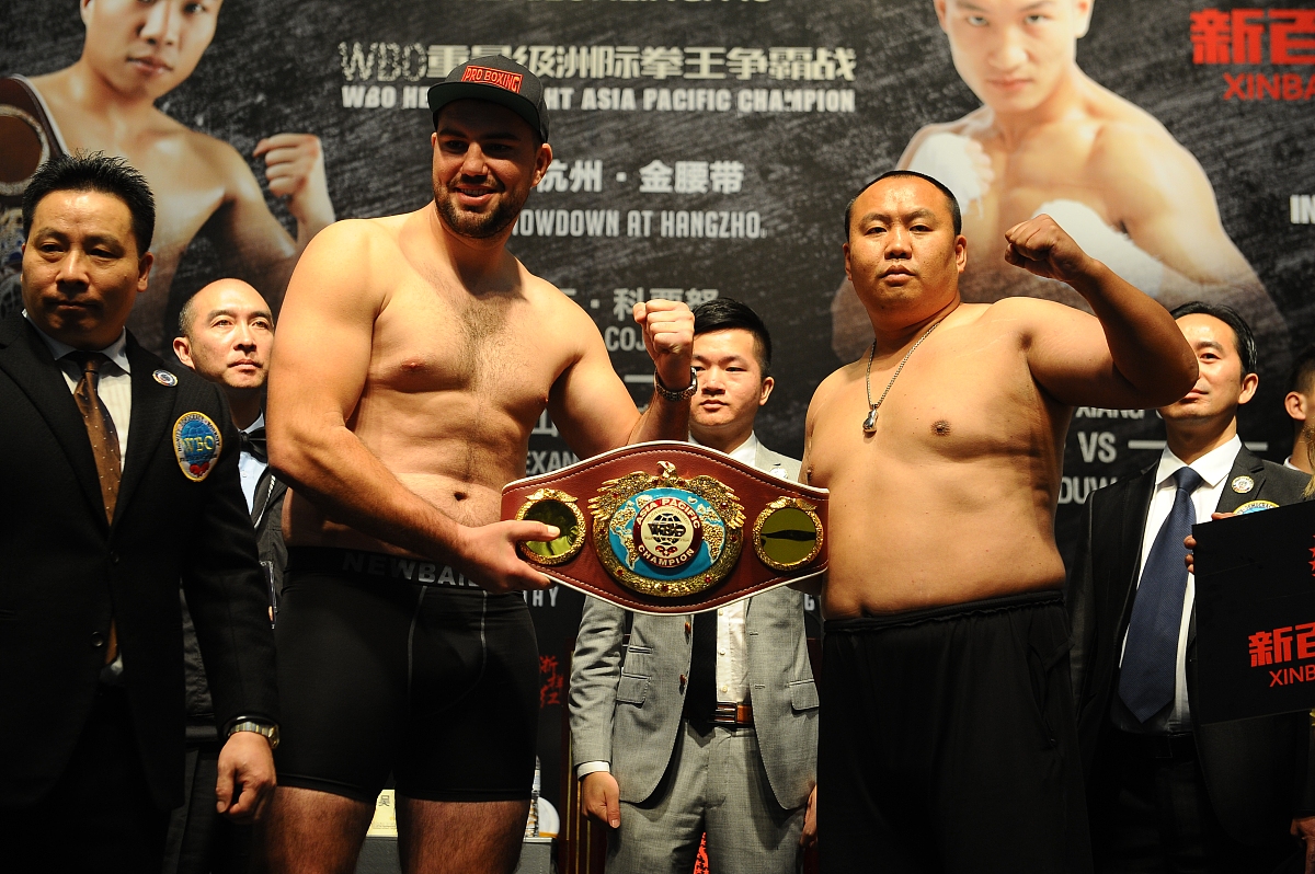 你是一名WWE的专业解说请解说一下WWE 1545期 塞缪尔·肖恩战胜查德·盖贝尔的比赛