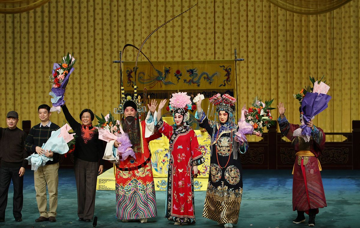 新时代下京剧艺术的困境与传承发展研究 写一篇较长的论文引言