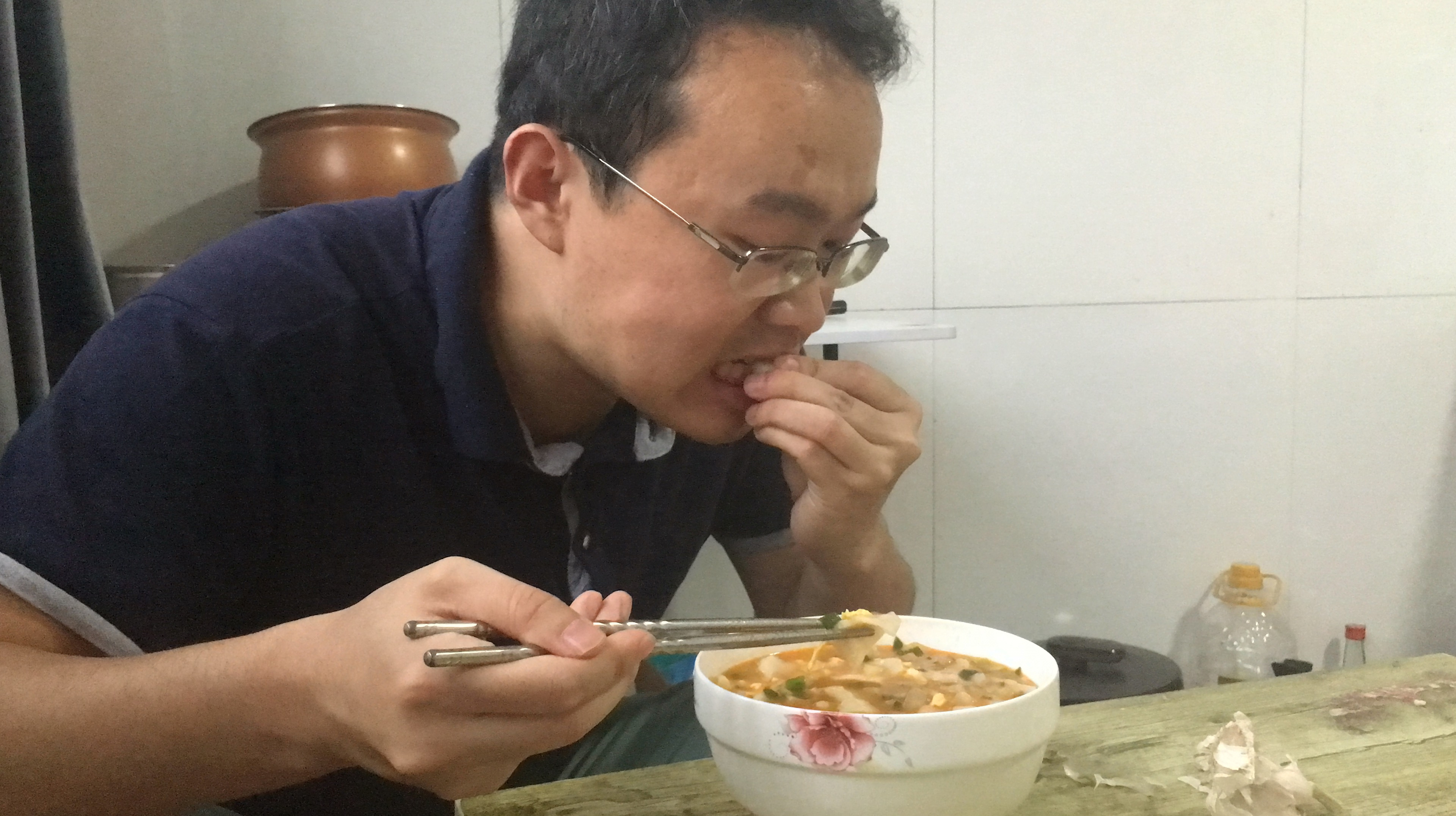 打工妹第一次做揪面片,劲道爽滑,小伙能吃两大碗,看完后又饿了