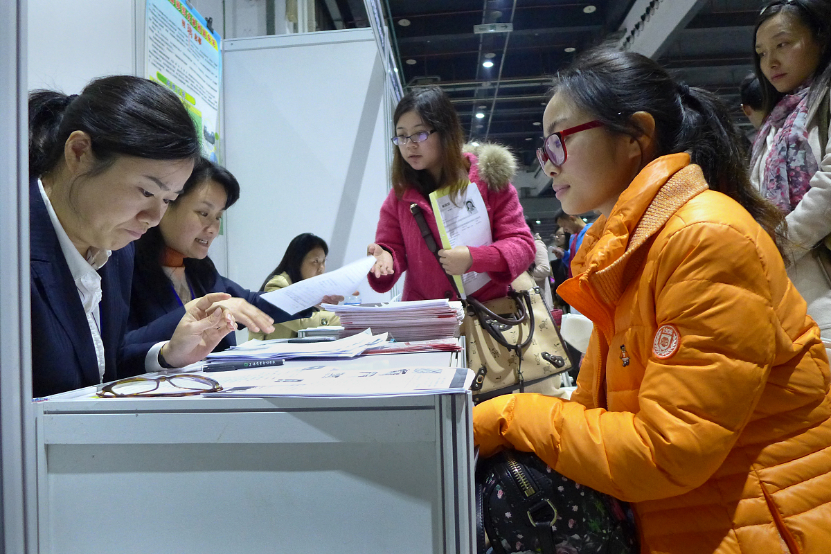 大一暑假实习在银行帮助老年人咨询操作流程实习 1500 报告