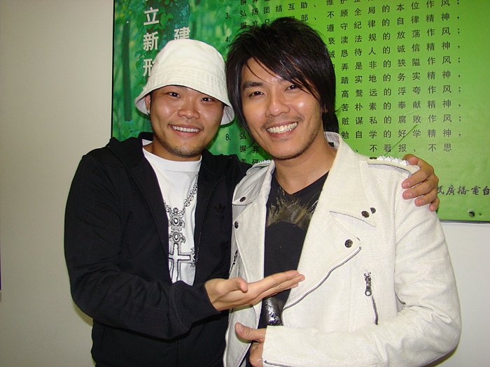 2007年 10月 24日 , 上海 , 阿杜 被 邀请 到 《 都市 快报 》 做起 