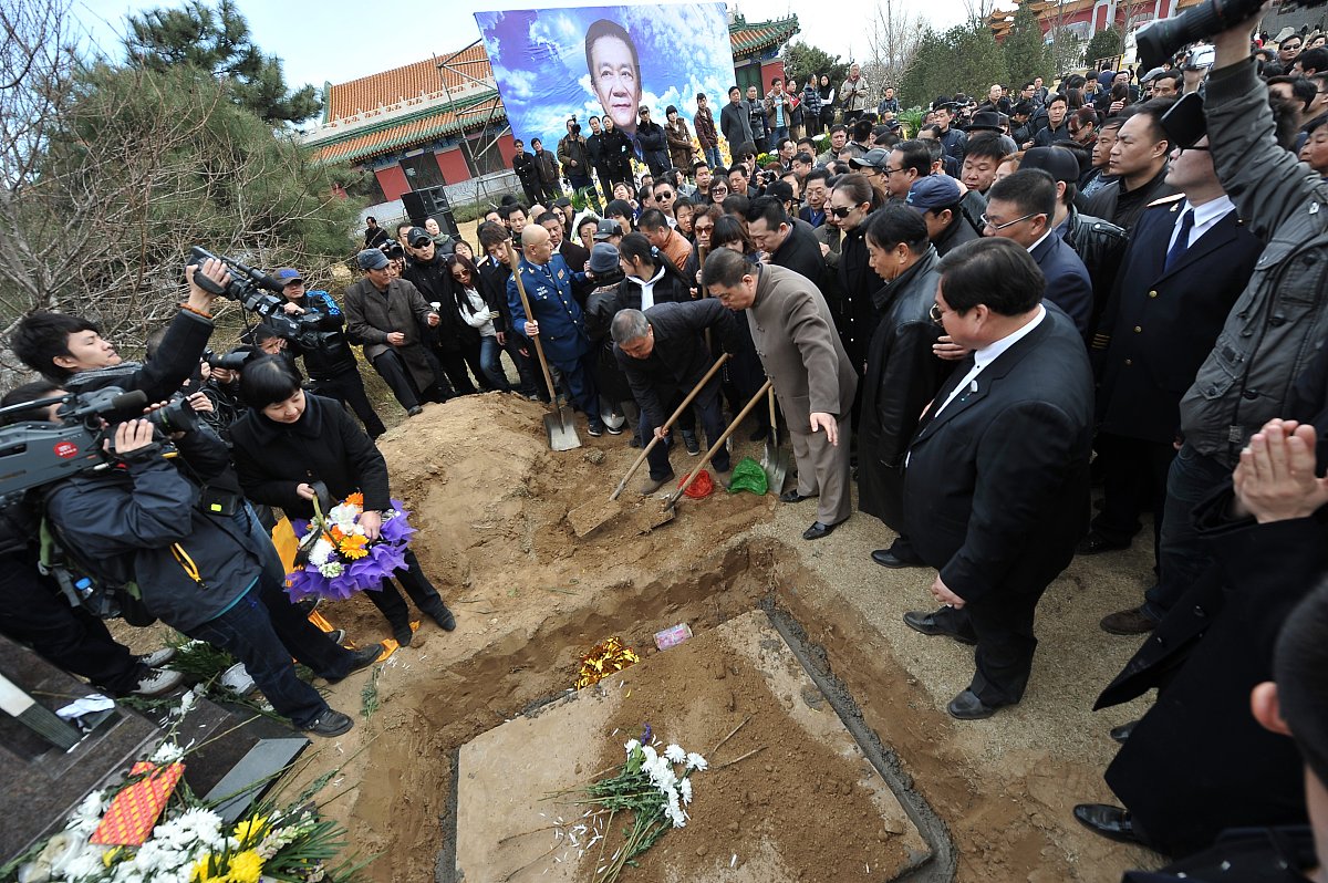 近期马英九清明节返湘祭祖根据此为话题写一篇2000字左右的人民日报社评。