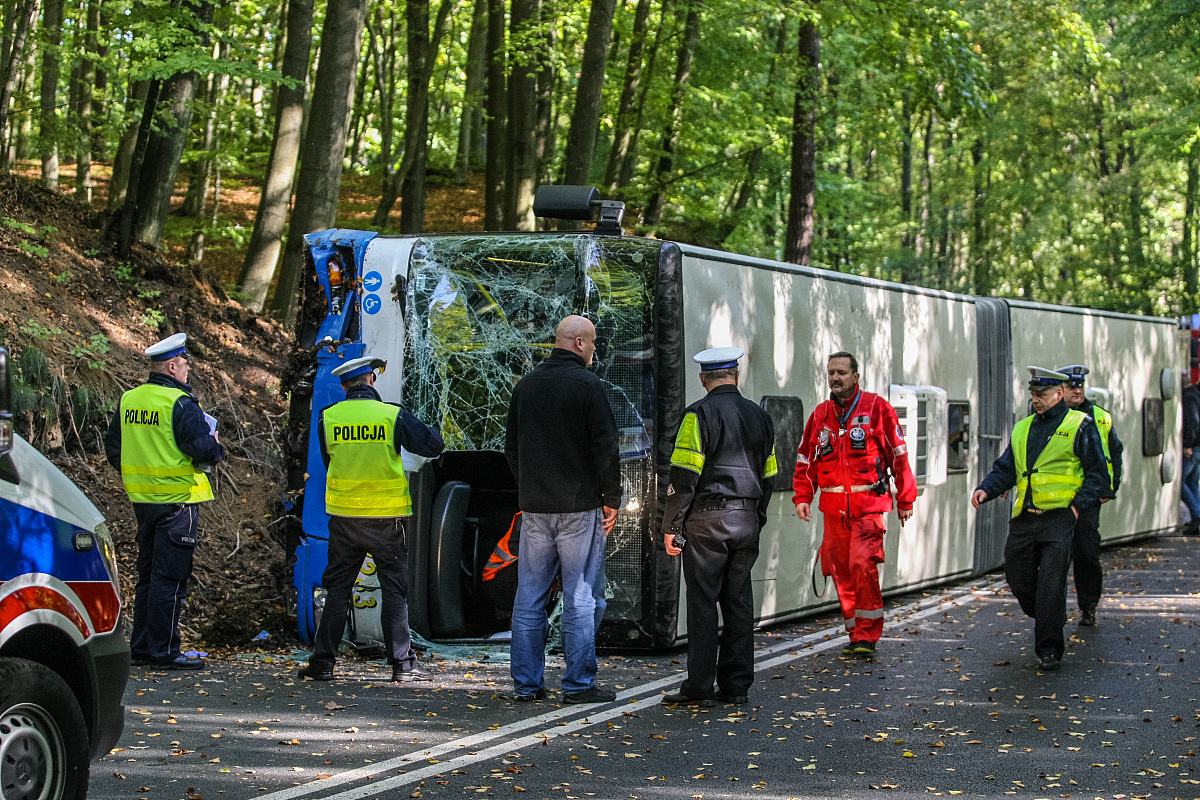 我曾经在俄克拉荷马州发生过这种事。我开着我爸爸的车他有消防员牌照警察就停在我旁边朝我竖起大拇指笑着转身