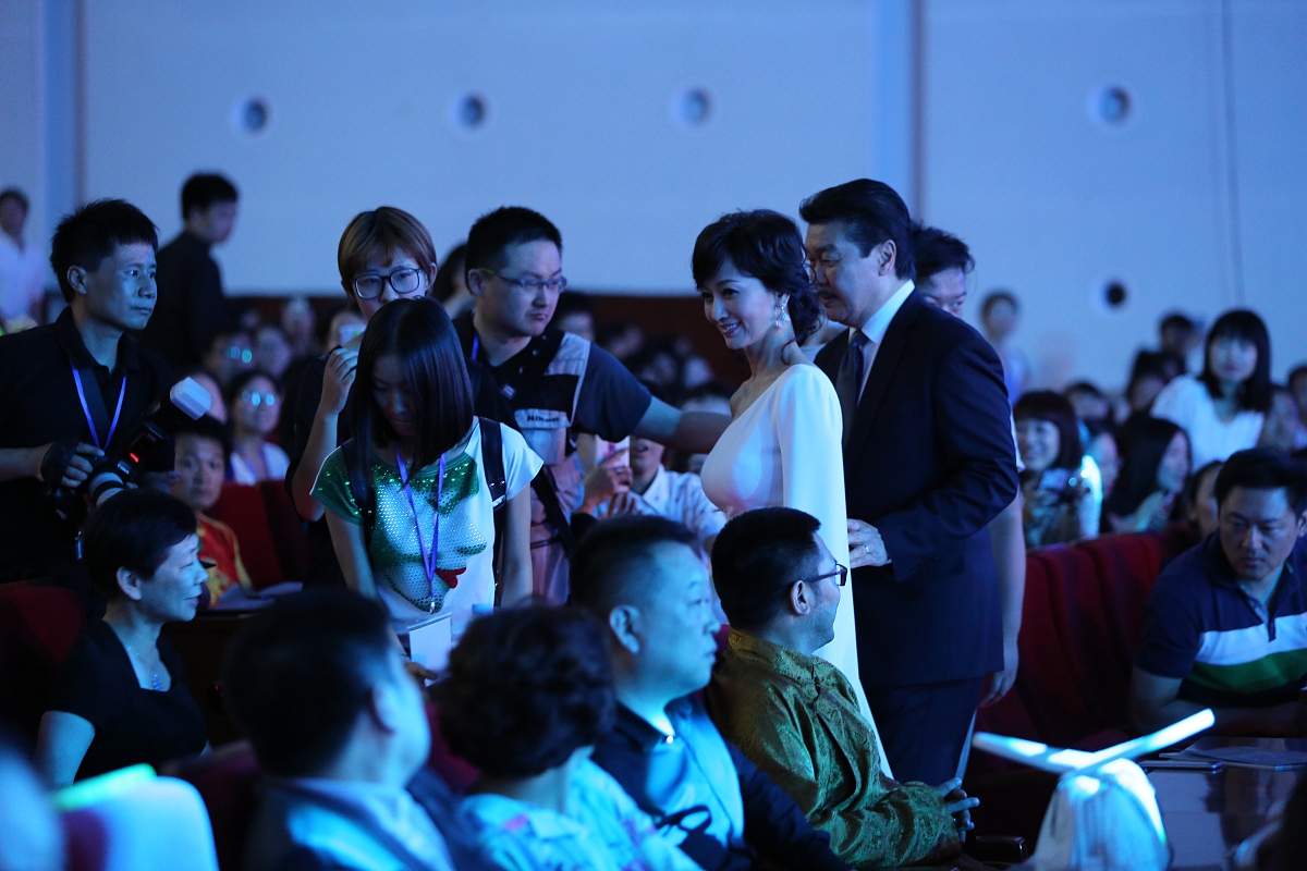 如何委婉拒绝老师邀请家长参加毕业典礼表演