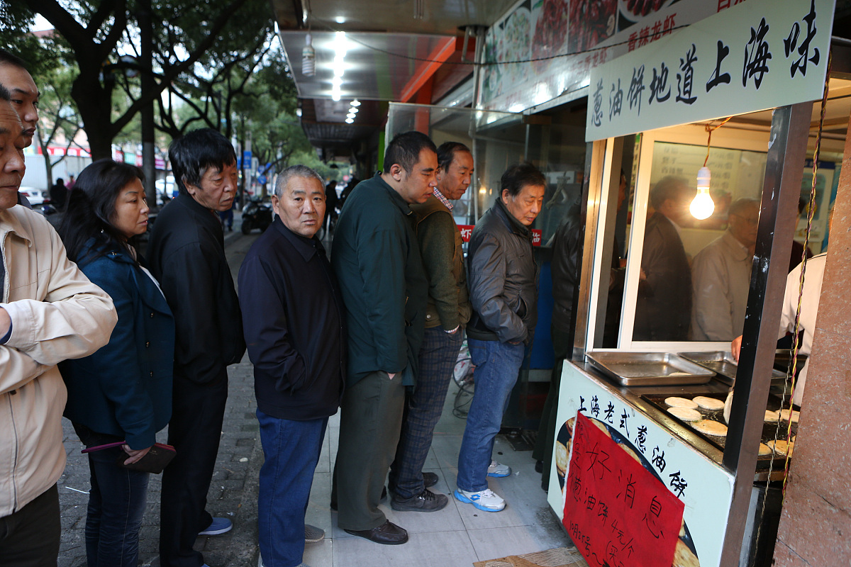 ***_*** 2016年11月9日,上海.继"阿大葱油饼"成为网红后,上海又现"网