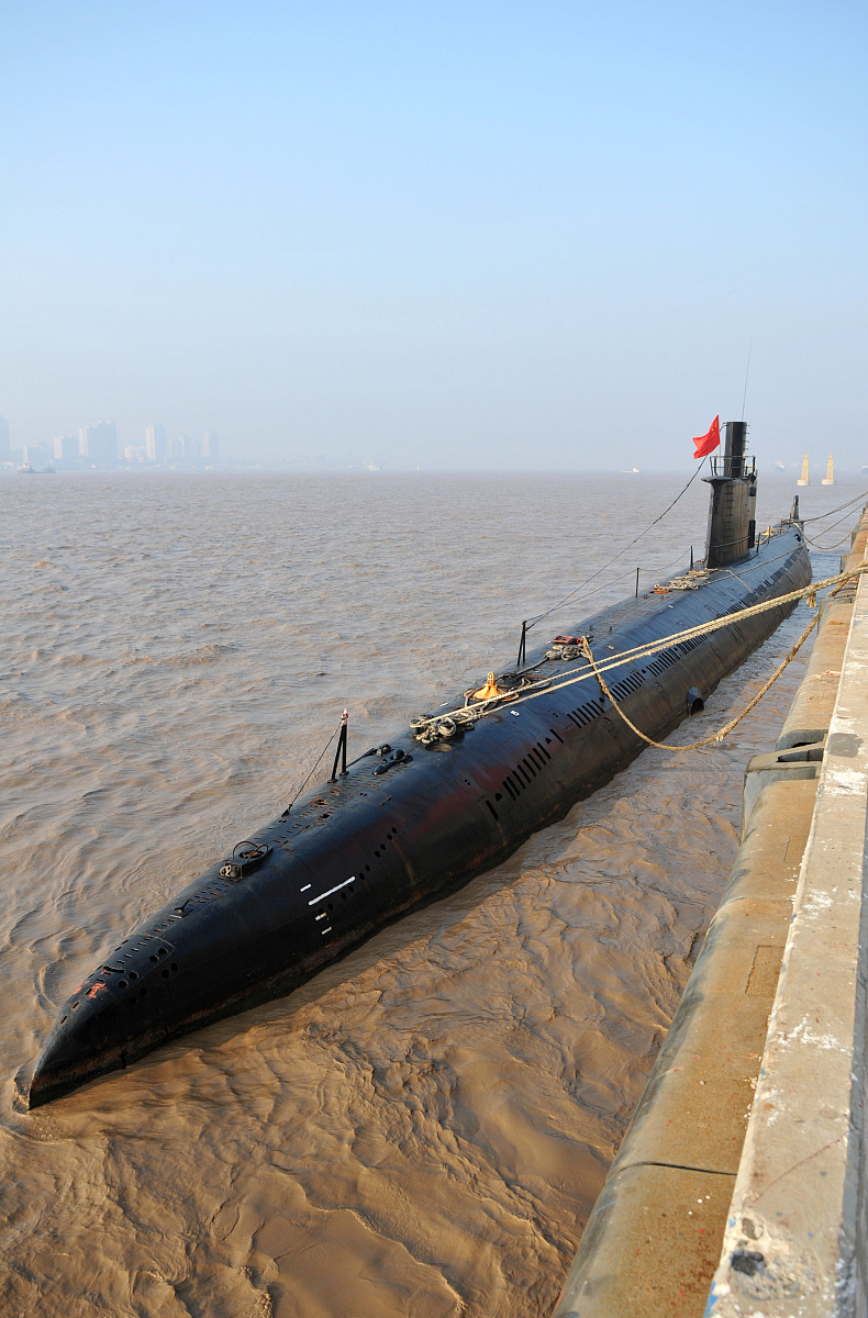 2011年12月13日,浙江台州海门港,一艘退役潜艇靠泊在码头.***_***+++_
