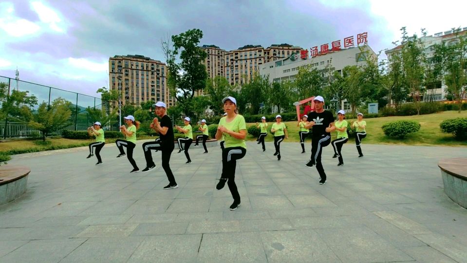 [图]《巢湖开心曳舞团》比赛花式步伐及套路16人队形