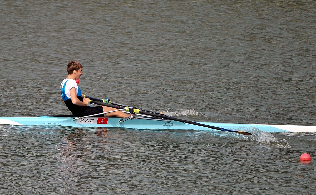 赛艇速度与桨手数的关系：基于四种赛艇国际大赛成绩的分析