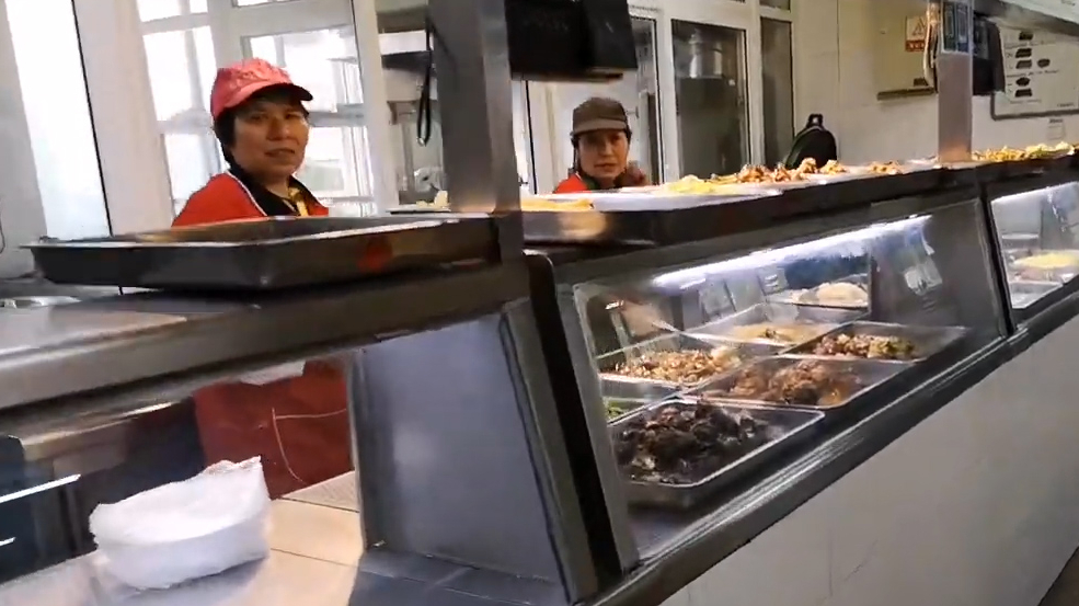 为什么食堂阿姨把饭菜倒掉,却不给学生多打点?原因很无奈