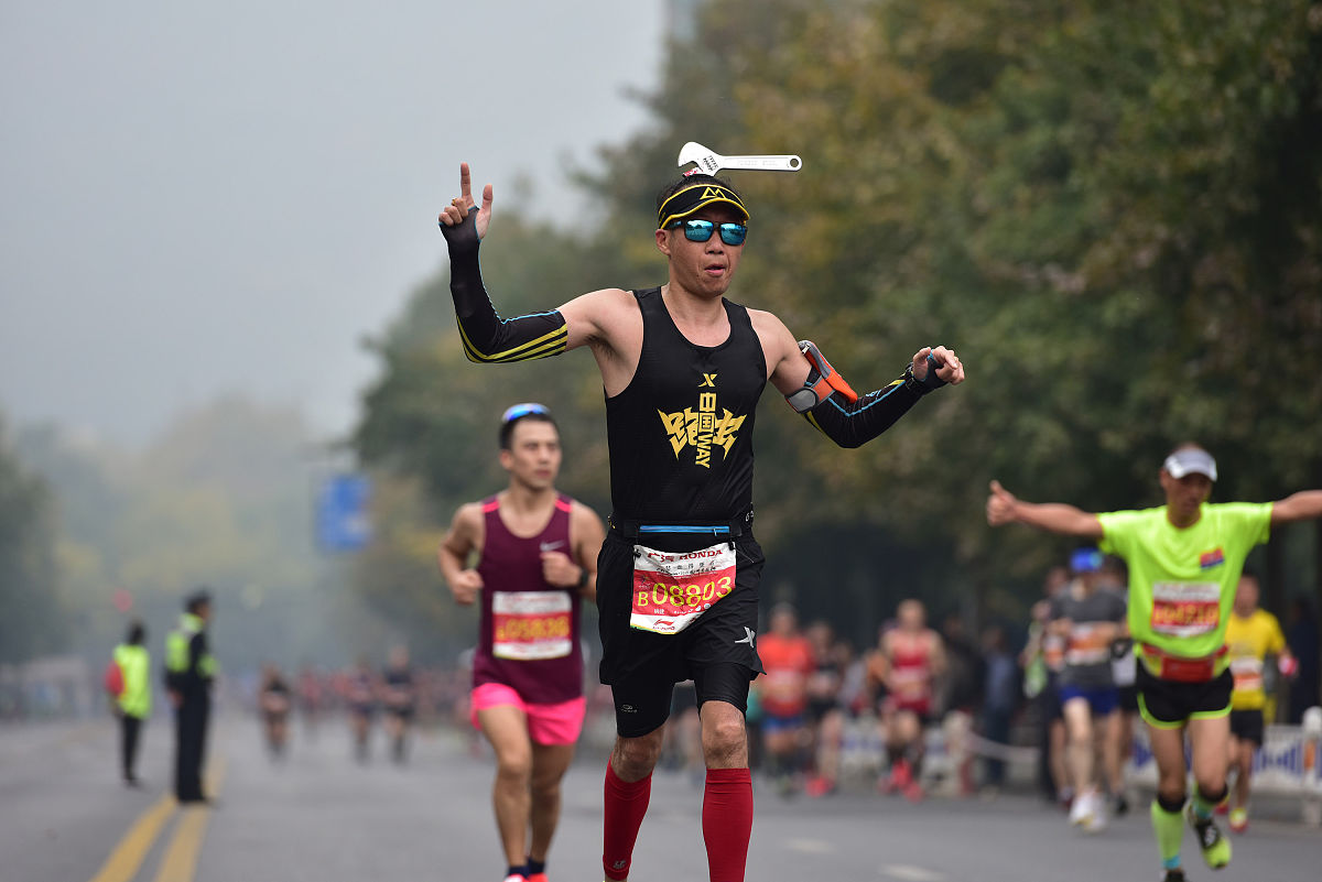 帮我起一个角色名字和一个昵称要求是情侣的名称名称内有 梦 字 武侠江湖相关的 一个男一个女的 读者顺口大气 好记 帮我推荐10个我自己选择。