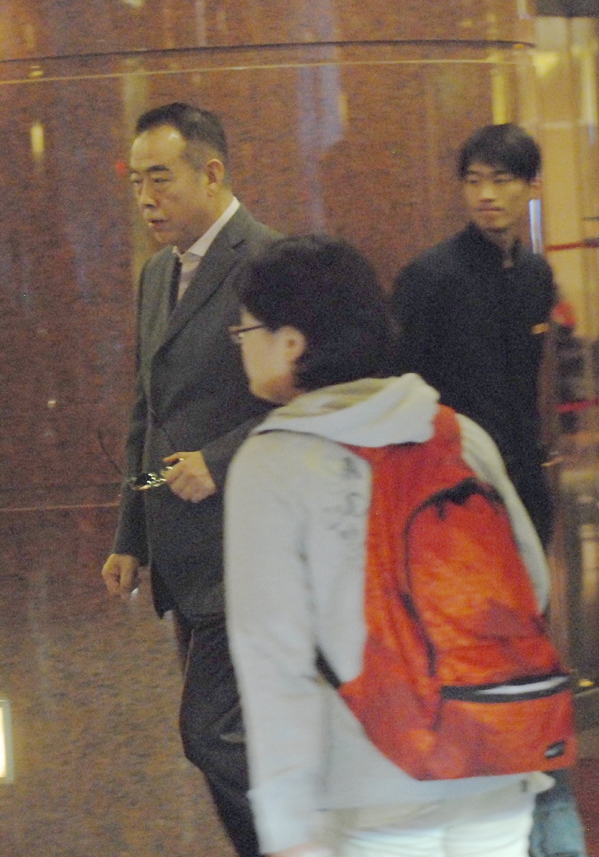 2010年12月13日讯,上海,近日陈红,陈凯歌夫妇外出离开某酒店.***_***