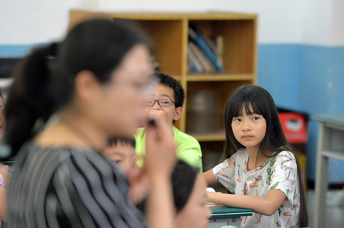 *2017年5月18日,四川省成都市花园国际小学,六年级的王巧正在<strong>上科学</strong>课