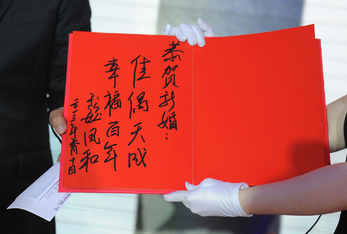 我高中室友明天结婚他是一名公务员请围绕我们之间的深厚友谊、以及他人民公仆的工作性质写一段新婚祝福语。要求：1、写出我们之间的友谊深厚2、写出他公务员基层工作的艰难以及他自身的努力3、要表达出对他新婚的祝福