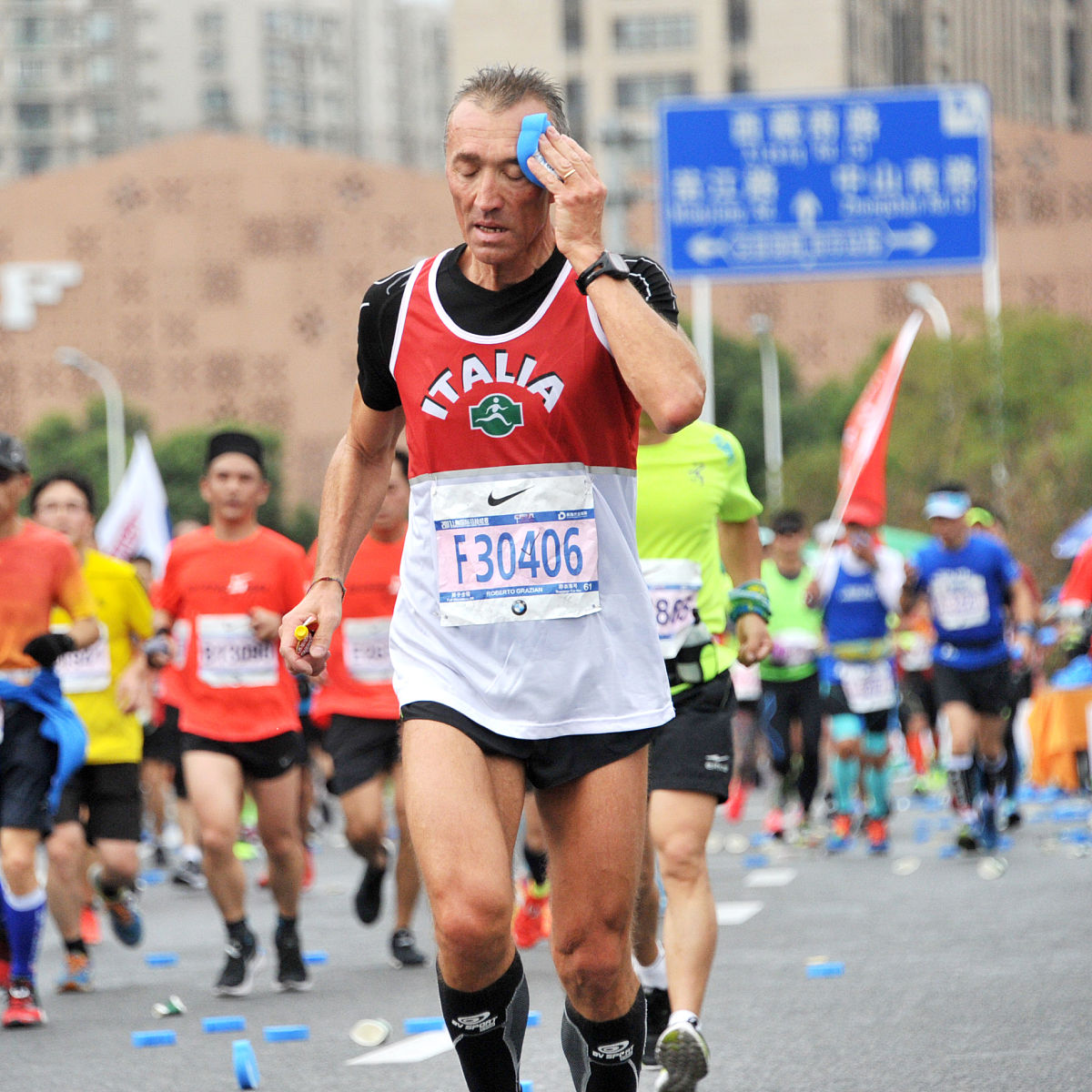 帮我回答下面问题：1进一步优化选题确定调查指标。组内每位同学针对指标分析提出二十个调查问题整理、汇总问题文档。将问题文档 wordPDF注明题号、题类、选项下周课前上传至分组任务。2查找调查研究的方法并选择本组要使用的方法。我选择的主题是：那个国家对当代大学生的吸引力较深
