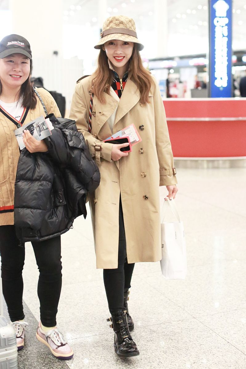 秋日奶茶色羽绒外套穿搭指南：摩卡、大地色、奶茶色，三种风格任你选！