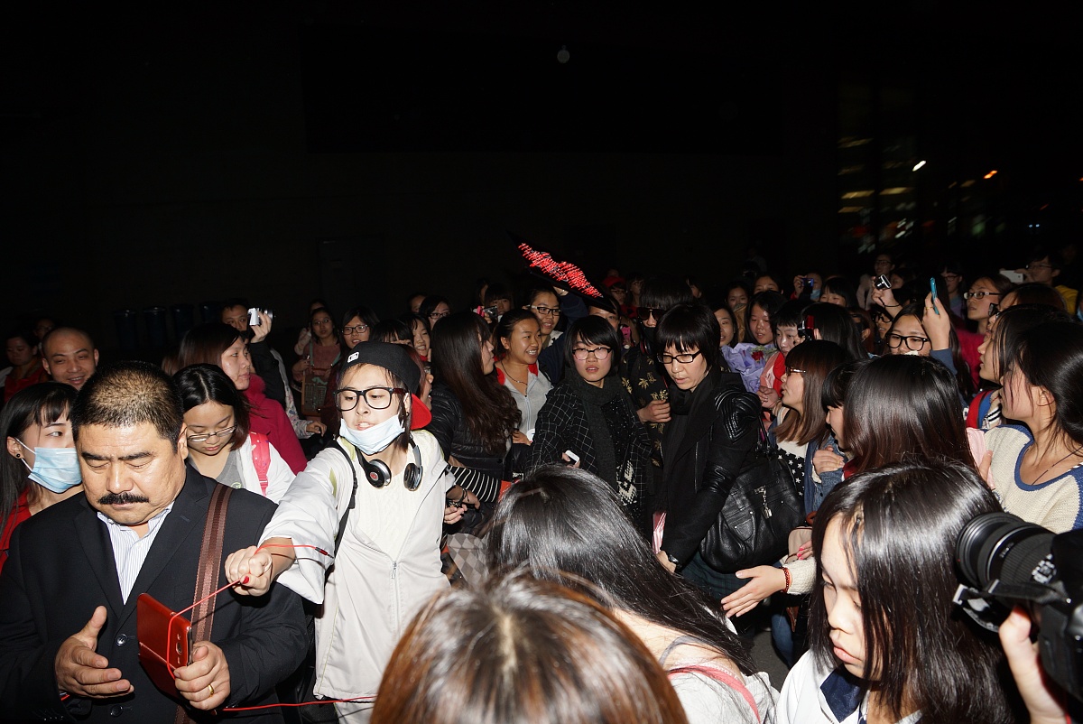 2013年11月22日,上海,2013年快男男生12强齐聚上海虹桥机场降落.***_*