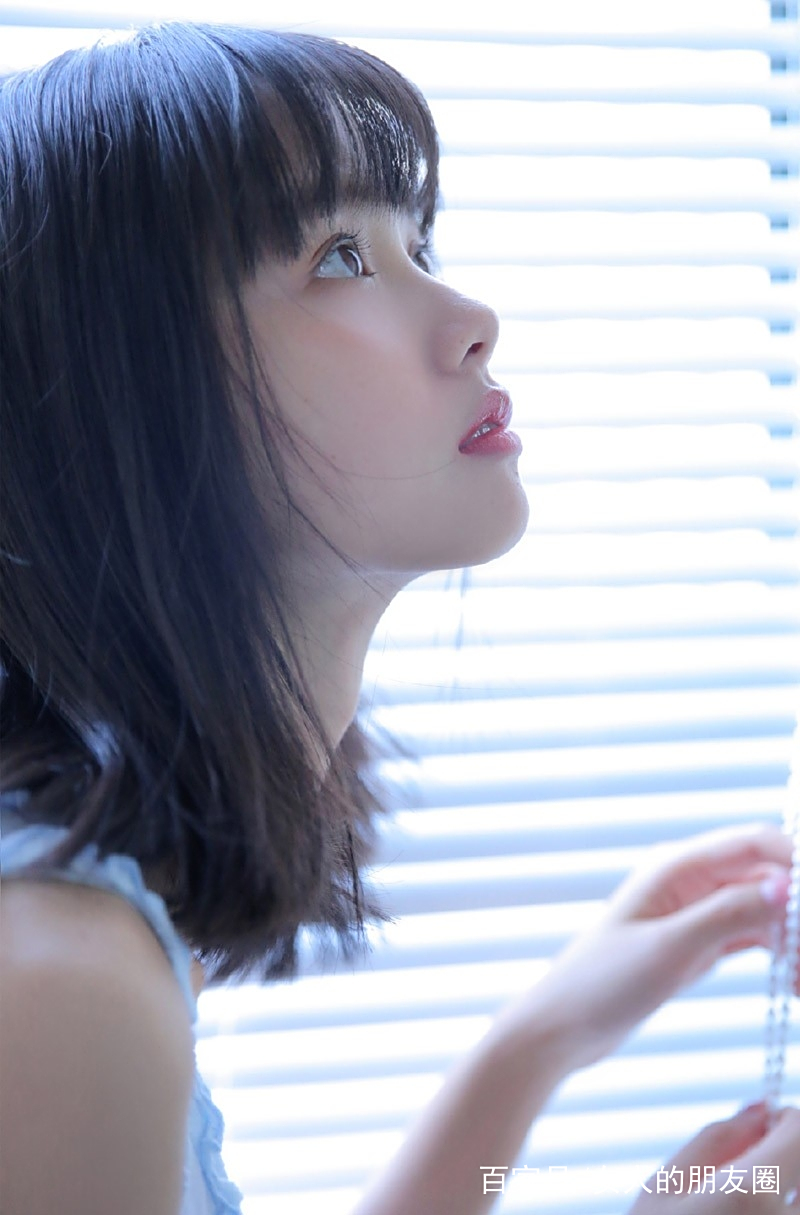 美女v美女小a美女美女,漂亮瓜子脸一袭白裙户外作画皮裤长发小图片