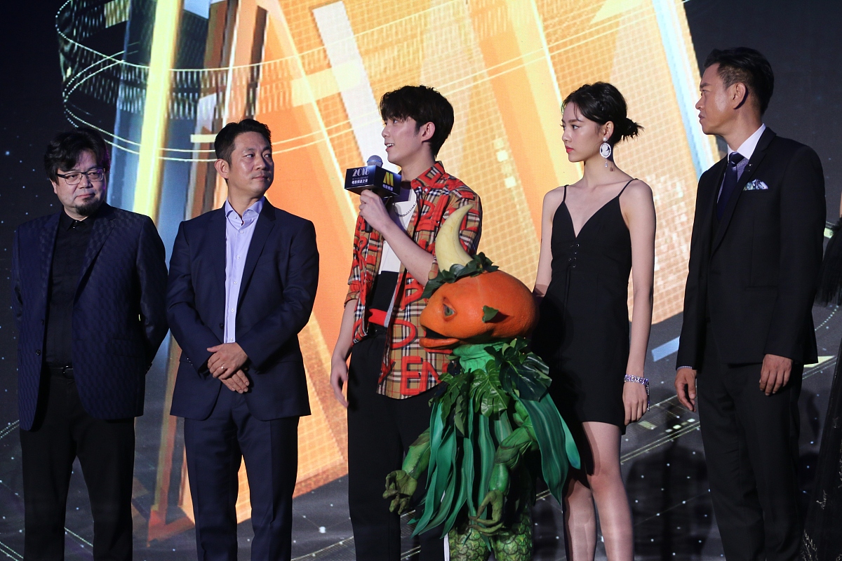 21届上海电影节:杨幂佟丽娅单白t依旧女神 亲密热聊放电