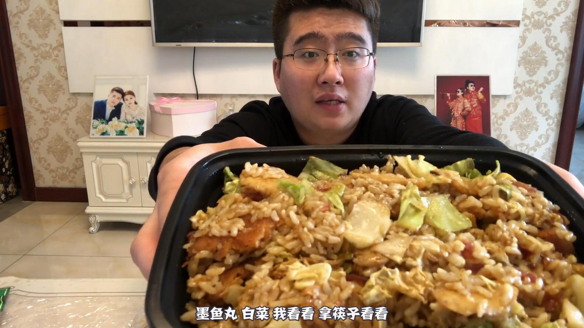 梦小吃吃吃,东北爷们吃炒饭跟炸冷面,为什么说炸冷面能砸死人?